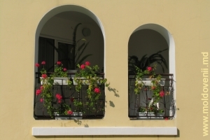 Пролеты балконов в гостиничном комплексе монастыря Хынку