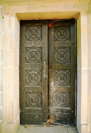 Uşă metalică forjată, care duce în cavoul din parcul Vila Mîndîc