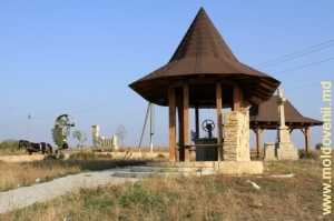 Complex de pavilioane cu fîntînă şi crucifix la răscrucea de drumuri de lîngă satul Şuri, raionul Donduşeni