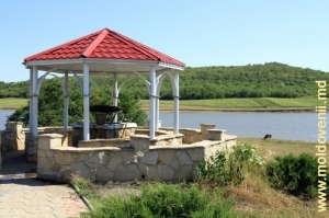 Pavilionul cu fîntînă şi crucifix de pe malul unui lac din raionul Rîşcani