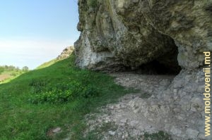 Один из боковых ходов в Бутештскую пещеру