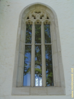 Резное окно из косэуцкого камня в восстановленной старой церкви Каприянского монастыря