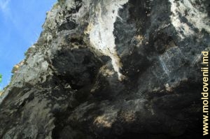 Закопченный козырек над главным входом в пещеру