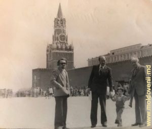 1977, Moscova, Piața Roșie, cu nepotul Bogdan. Alături de regizorul și scenaristul filmului documentar despre Ivan Sergeevici, 1977 