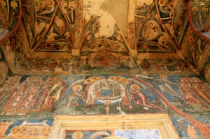 Интерьер церкви монастыря Молдовица. 