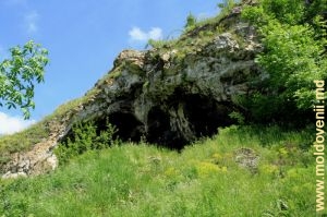 Палеолитическая пещера в толтровой гряде над селом Дуруитоаря