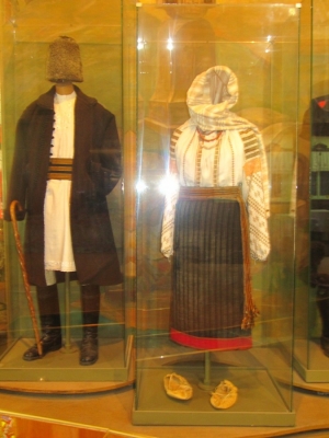 Традиционные костюмы - мужчина и женщина