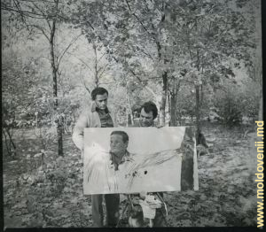 Писатель Ливиу Дамиан позирует художнику Аурел Давид. 1979 год. Автор фотографии: Николай Рэйляну