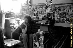 Andrei Sîrbu în atelierul din strada Patrice, 110. Anul 1980