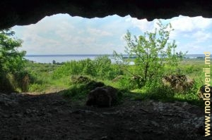 Вид на Костештское водохранилище из глубины пещеры в Дуруитоаре