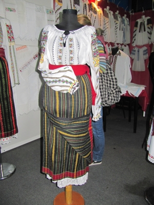 Costum confecționat de E. Popescu