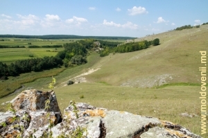 Вид на заповедник Борта Чунтулуй в долине Лопатника между селами Коржеуць и Каракушений Векь