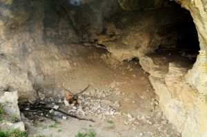 Вид пещеры с разожженным костром внутри ее