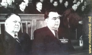 Ivan Sergheevici și L. I. Brejnev la Congresul PC al RSSM, anul 1952.