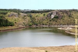 Toltre, sus de braţul rîului Ciuhur al lacului de acumulare Costeşti vizavi de satul Duruitoarea Nouă