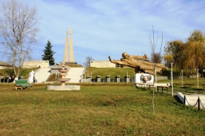 Complex memorial în centrul satului Trinca