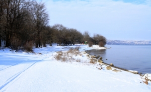 Pe malul lacului de acumulare Dubăsari într-o zi de iarnă, plan îndepărtat