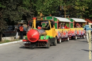 Поезд для детишек, курсировавший по аллеям парка