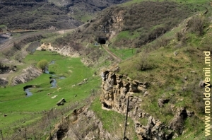 Valea rîului Ciorna din defileul de lîngă satul Mateuţi, Rezina, aprilie 2013