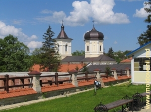 Vedere spre biserica veche din curtea Mănăstirea Căpriana