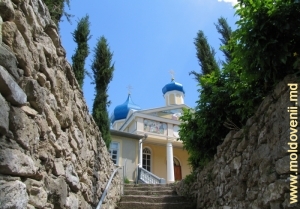 Лестница и новая церковь монастыря Каларашовка