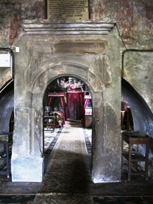 Portalul vechi din piatră