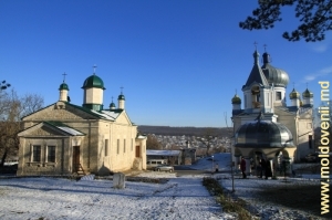 Vedere din curtea Mănăstirii Condriţa, biserică şi sat