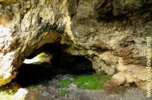 Вид пещеры со стороны ее бокового входа