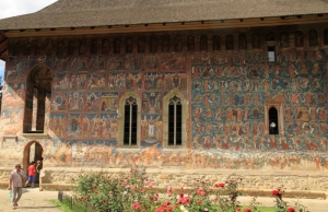 Южный фасад церкви Успения Божией Матери. Монастырь Молдовица. 