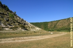 Drumul din valea Răutului lîngă satul Trebujeni, Orhei