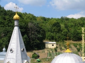 Cupola bisericii de vară şi a împrejurimilor mănăstirii Hîncu de pe Clopotniţa bisericii în construcţie
