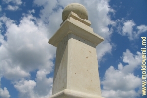 Monumentul de lîngă Arcul Geodezic Struve în preajma satului Rudi, Soroca, 17.06.06