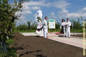 În aşteptarea deschiderii solemne a Arcului Geodezic Struve din preajma satului Rudi, 17.06.06