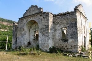 Ruinele bisericii vechi din Raşcov