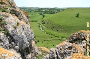 Вид на село Брынзены и долину Раковца с вершины ущелья