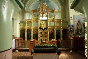 Interiorul bisericii Sf. Treime de la Mănăstirea Rudi, Soroca 