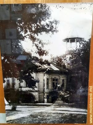 Старая фотография Охотничьего замка. Видна ротонда на вершине одной из сторожевых башен