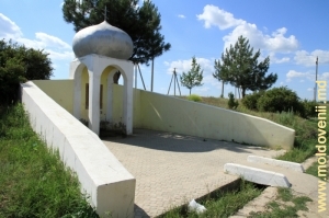 Источник, оформленный в восточном стиле вблизи города Комрат, Гагаузская автономия