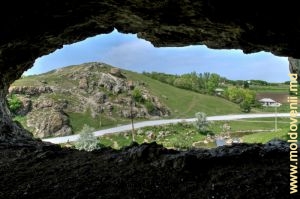 Вид на село Бутешть из глубины пещеры