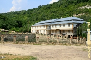 Вид на пруд и кельи монастыря Каларашовка