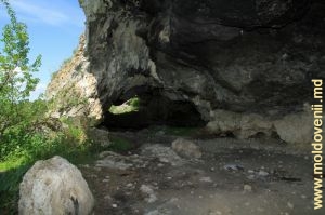 Сквозной вид вдоль пещеры, виден боковой вход