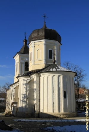 Biserica veche a Mănăstirii Căpriana iarna