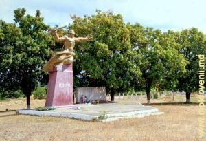 Монумент павшим во Второй мировой войне в с. Трифэуць, Сорока 