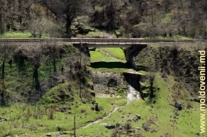 Podul de cale ferată de deasupra afluentului rîului Ciorna de lîngă satul Glinjeni, Rezina