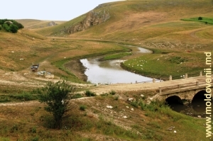 Долина реки Чухур и толтры у села Хородиште Рышканского района