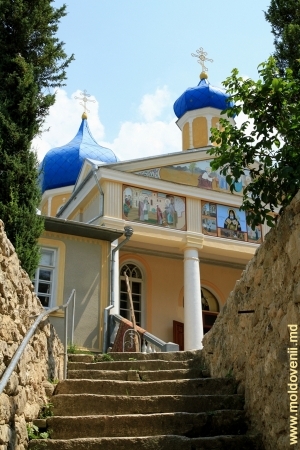 На ступенях к новой церкви монастыря Каларашовка