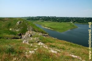 Lanţurile de toltre de-a lungul malului stîng al rîului Ciuhur şi vederea spre braţul rîului Ciuhur al lacului de acumulare Costeşti, în apropiere de satul Văratic