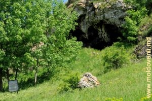 У входа в Дуруиторскую пещеру