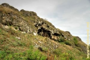 Вид пещеры со склона толтрового рифа в Дуруитоаре