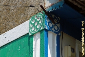 Elemente decorative pe peretele unei case vechi